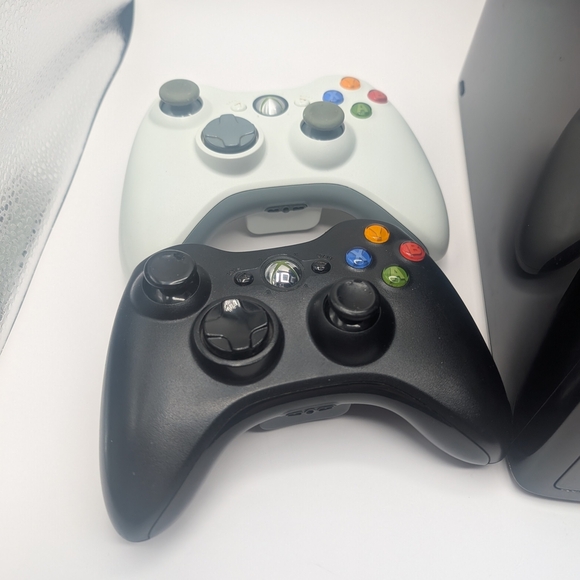 Xbox 360 Slim Model 1439 250GB Console with controller and cables - Tested - Picture 2 of 8